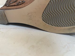 Sandalias cuña marrón con abalorios