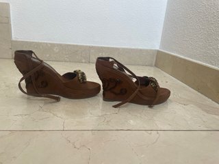 Sandalias cuña marrón con abalorios