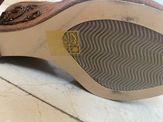 Sandalias cuña marrón con abalorios