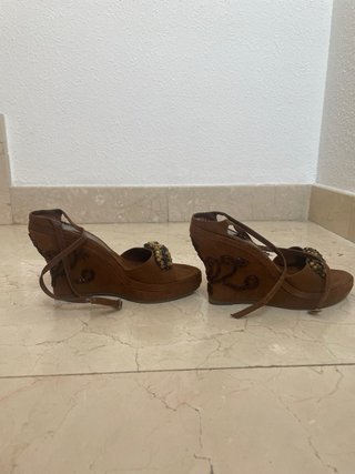 Sandalias cuña marrón con abalorios