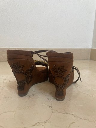 Sandalias cuña marrón con abalorios