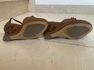 Sandalias cuña marrón con abalorios