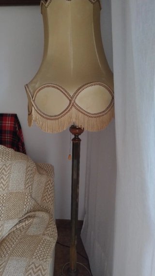 Lámpara de pie beige y marrón