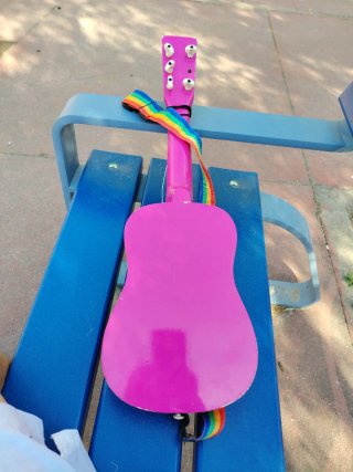 Guitarr rosa con correa arcoíris Pride guitar