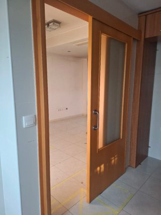 Puerta corredera de madera con cristal