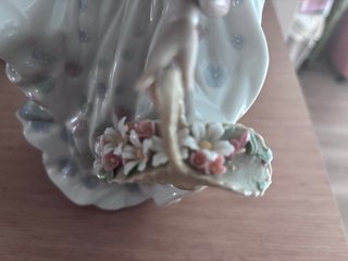 Figura Lladro Mujer Cesta Flores