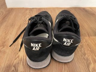 Zapatillas Nike Clásicas Negras y Blancas