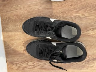 Zapatillas Nike Clásicas Negras y Blancas