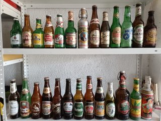 Collezione di bottiglie di birra vuote