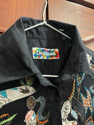 Camisa Desigual Negra con Estampado Multicolor