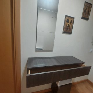 Recibidor moderno con espejo
