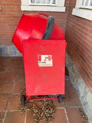 Hormigonera de gasolina roja