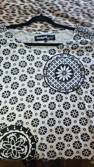 Camiseta Desigual Estampada Beige y Negra