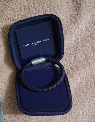 Pulsera Tommy Hilfiger Hombre Negra y Plata.