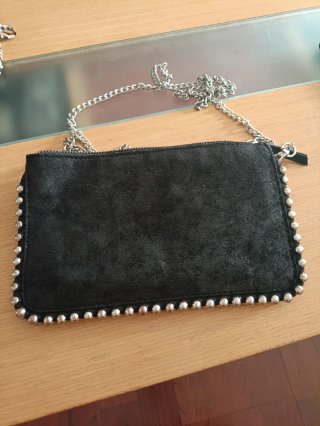 Bolso negro con tachas
