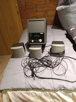 Subwoofer y altavoces grises