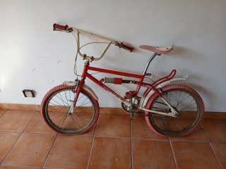Bicicleta BMX Roja y Blanca Antigua.