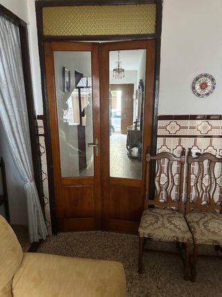 Puerta doble de madera con cristalera
