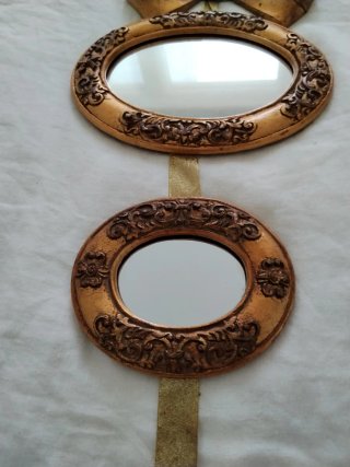 Espejo decorativo dorado con lazo
