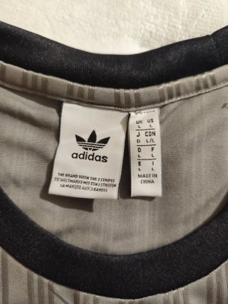 Camiseta Adidas gris con rayas