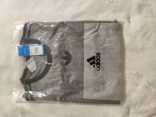 Camiseta Adidas gris con rayas