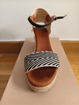 Alpargata cuña negra y beige. Talla 36