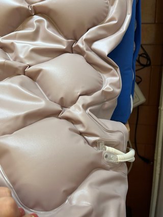 Letto elettrico articolato per anziani e materassino