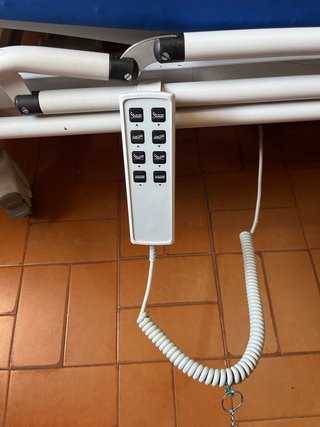 Letto elettrico articolato per anziani e materassino