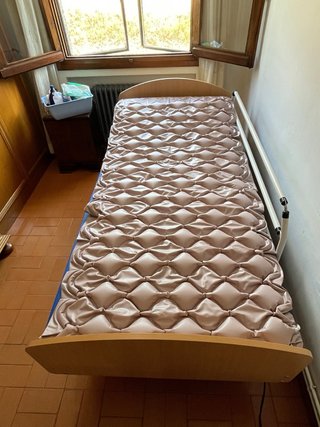 Letto elettrico articolato per anziani e materassino