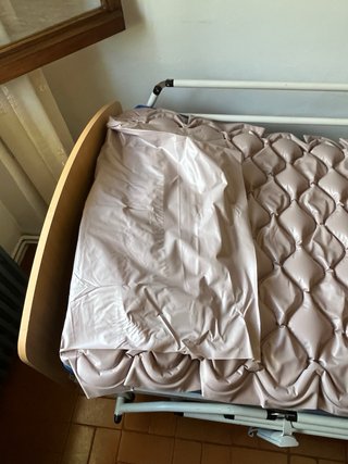 Letto elettrico articolato per anziani e materassino