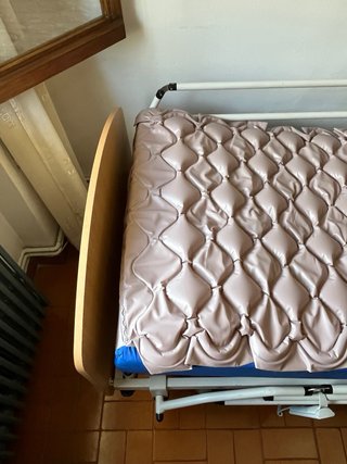 Letto elettrico articolato per anziani e materassino