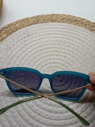 Gafas de sol azul turquesa, en la foto cambia