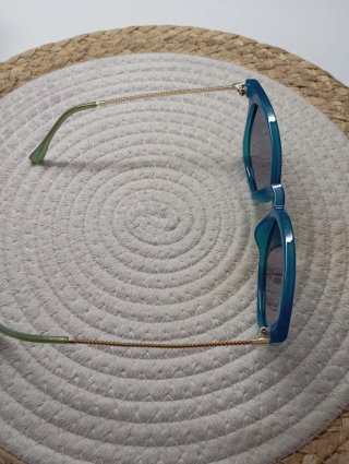 Gafas de sol azul turquesa, en la foto cambia