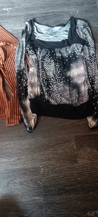 Camiseta marrón y negra