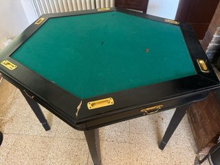Mesa de juego negra con detalles dorados
