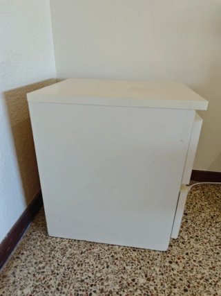 Mesita de noche blanca de madera