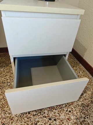 Mesita de noche blanca de madera