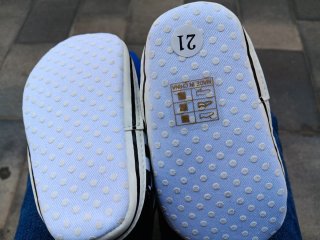 Zapatillas bebé talla 21. Diseño tipo vans.