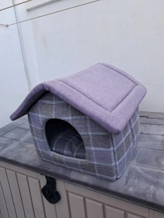 Casa para gatos con diseño a cuadros