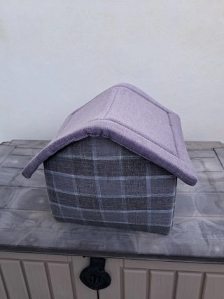 Casa para gatos con diseño a cuadros