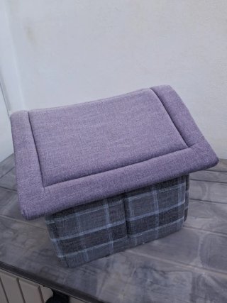 Casa para gatos con diseño a cuadros