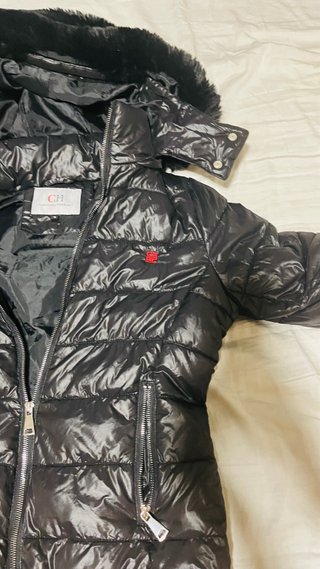 Chaqueta Negra CH con Capucha y Pelo