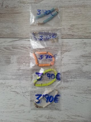Pulseras de cuentas de colores