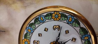 Reloj de cuerda seco decorado