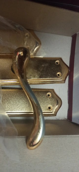 Manillas doradas para puertas
