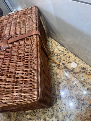 Maleta de mimbre vintage con cierres en cuero