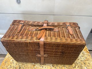 Maleta de mimbre vintage con cierres en cuero