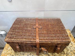 Maleta de mimbre vintage con cierres en cuero