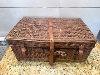 Maleta de mimbre vintage con cierres en cuero