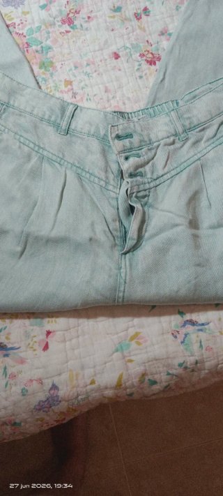 Pantalón vaquero azul con botones